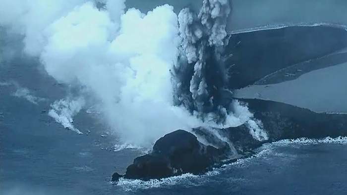 Heftige Explosion: Drohne filmt Vulkanausbruch vor japanischer Insel