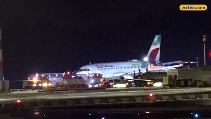 Glatteis am Flughafen Hamburg: Flugzeug von Landebahn geschlittert