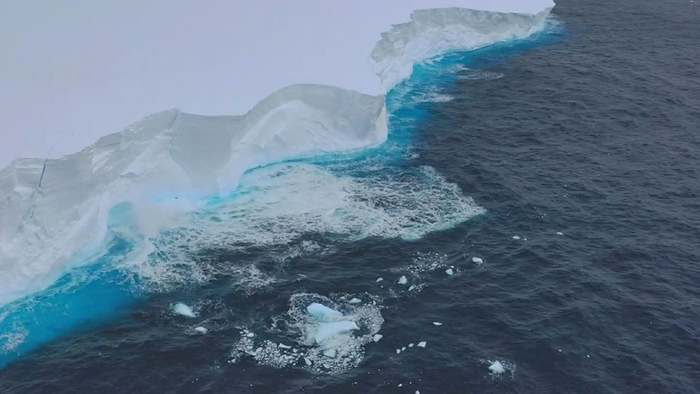 Auf Weg gen Norden: Weltgrößter Eisberg nach 37 Jahren wieder in Bewegung