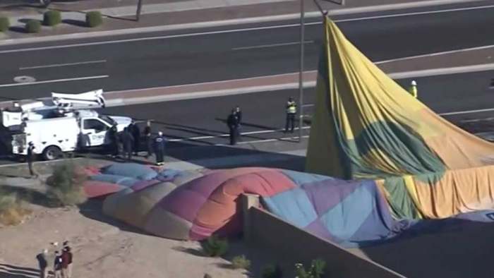 Neun Menschen an Bord: Heißluftballon bleibt an Straßenlaterne hängen