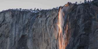 Glühen im Sonnenuntergang: Feuer-Wasserfall im Yosemite-Nationalpark