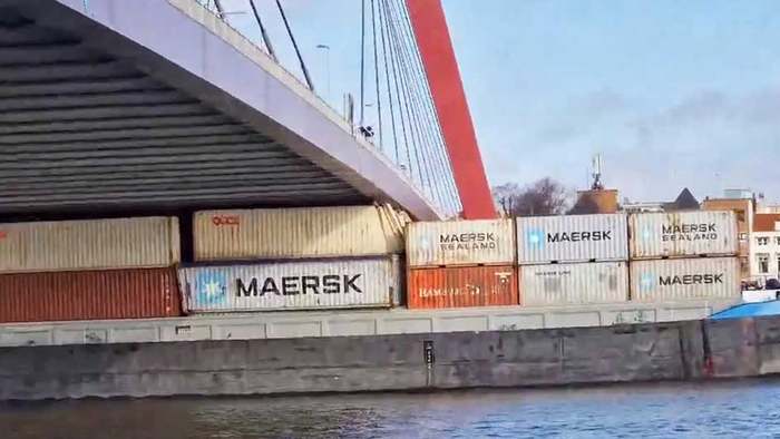 Zu hoch: Frachtschiff bleibt in Rotterdam unter Brücke stecken