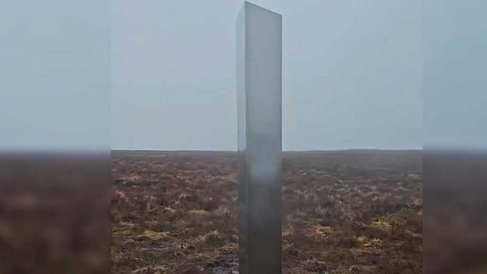 Mysteriöser Monolith: Wanderer entdecken Metallsäule in Wales