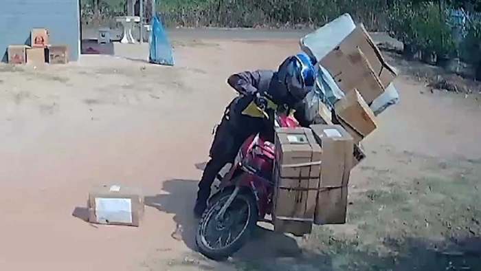 Motorroller völlig überladen: Paketbote erlebt Desaster