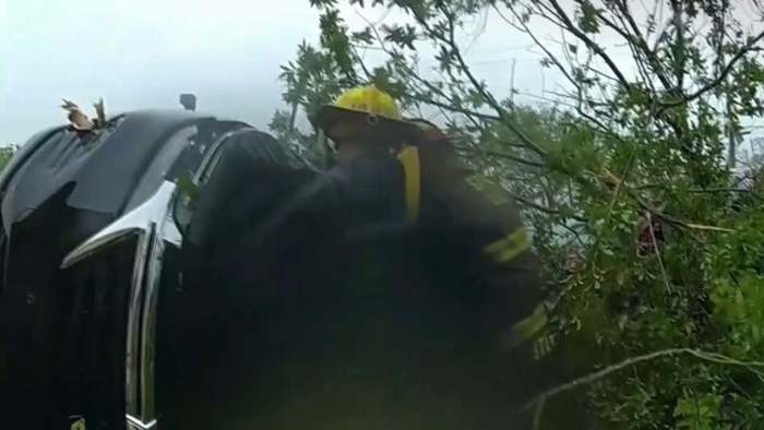 Apokalyptische Szenen: Polizist rettet Autofahrerin nach Tornado