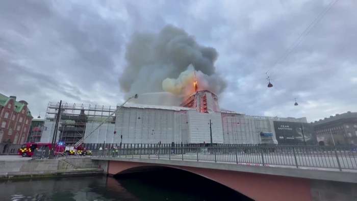 Brand in Kopenhagen: Feuer lässt Turm der Alten Börse einstürzen