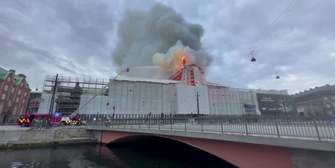 Brand in Kopenhagen: Feuer lässt Turm der Alten Börse einstürzen