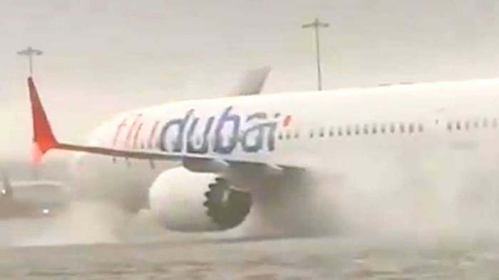 Überflutetes Rollfeld: Flugzeuge kämpfen sich in Dubai durch Wasser