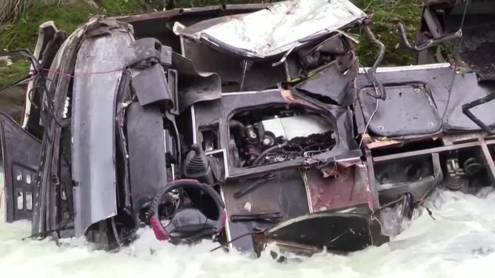 Dutzende Tote! Bus stürzt in Anden-Schlucht