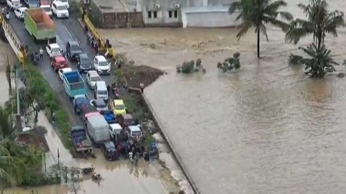 Drei Meter hohe Fluten: Schwere Überschwemmungen in Indonesien