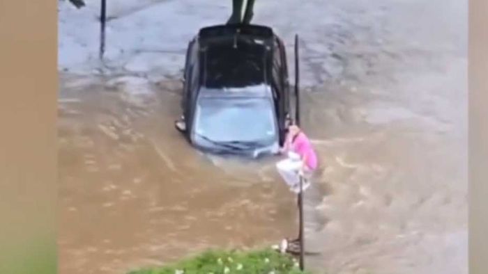Heftige Regenfälle in Texas: Frau aus Fluten gerettet
