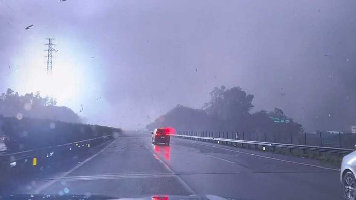 Funkenregen: Tornado trifft Hochspannungsleitung