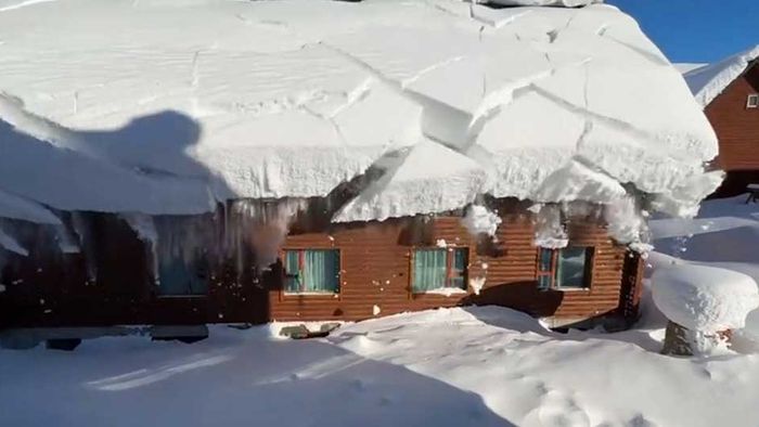 Beeindruckende Dachlawine: Arbeiter sorgen für Schneegestöber