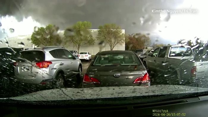 Dashcam-Video zeigt gewaltigen Tornado ganz nah