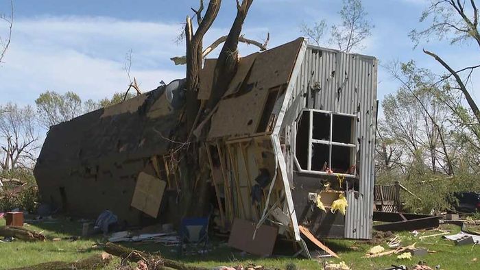 Haus umgerissen: Paar entkommt Tornado in letzter Sekunde