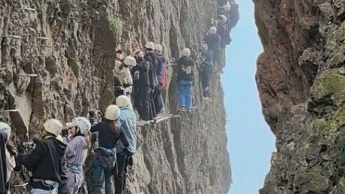 Hunderte Touristen stecken an Felswand fest