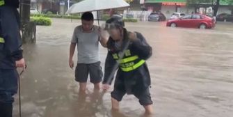 Wasser bis zu einem Meter hoch: Überschwemmungen in China