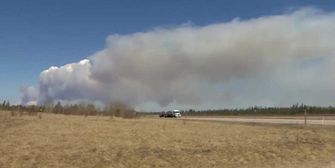 Kanada: Großer Waldbrand nahe Fort McMurray zwingt Tausende zur Evakuierung