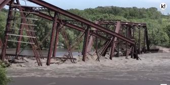 Dauerregen bringt Eisenbahnbrücke zum Einsturz