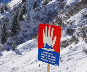 Skifahrer gerät unter Schneebrett und stirbt im Krankenhaus