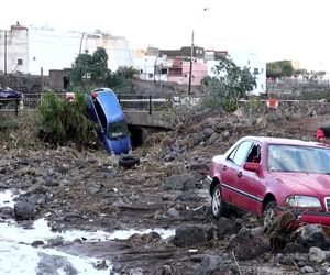 Sturzflut nach Unwetter auf Gran Canaria reißt Autos ins Meer