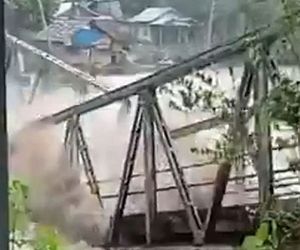 Wassermassen zu stark: Fluss reißt Brücke in Indonesien mit