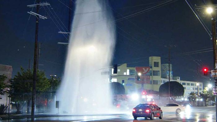 Autofahrer rammt Hydranten in L.A. – Tausende Liter Wasser schießen in den Himmel | wetter.com