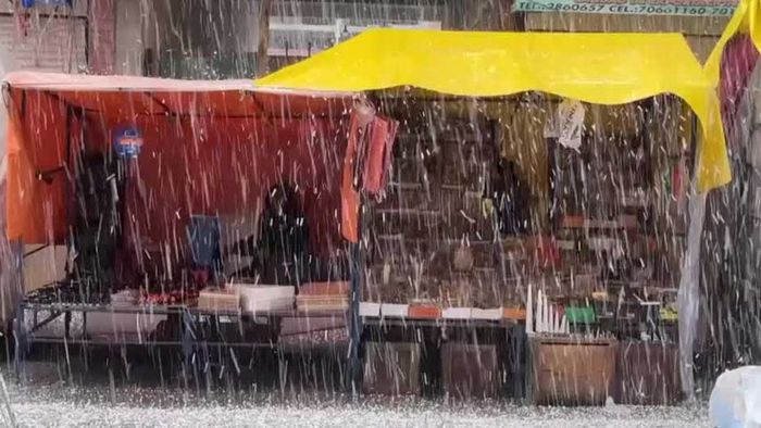 Unerwarteter Hagelsturm in Bolivien: Anwohner suchen Schutz | wetter.com