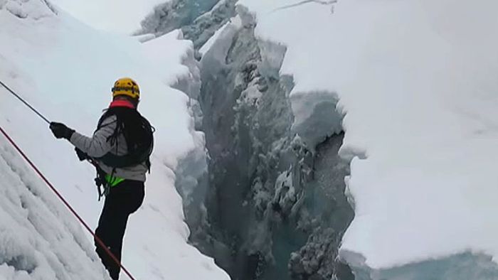 Bergsteiger in Not: Eisbrocken brechen auf Gletscher ab | wetter.com