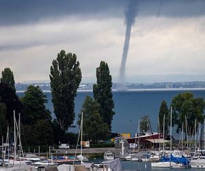 Nach starker Schauerzelle: Wasserhose über dem Bodensee