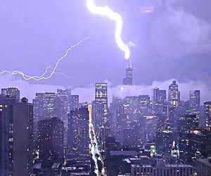 Apokalyptische Szenen: Gewaltige Blitze erhellen Chicagos Skyline