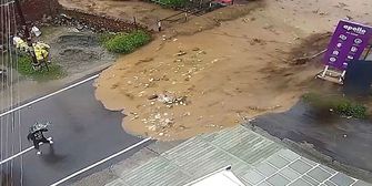 Straße wird zu Fluss: Sturzflut sorgt sekundenschnell für Überschwemmung