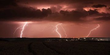 In der Nacht kann es teils heftige Gewitter geben.