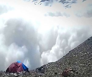 Horror-Moment im Himalaya: Lawine rast auf Bergsteigerlager zu