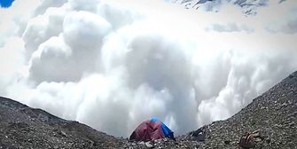 Horror-Moment im Himalaya: Lawine rast auf Bergsteigerlager zu