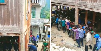 Muskelkraft statt Maschine: Dorfgemeinschaft trägt riesiges Haus