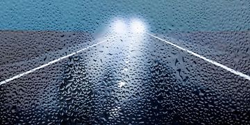 In der Nacht zu Freitag breitet sich in Bayern vielerorts gefrierender Nebel mit Glättegefahr aus.