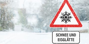 Auf Straßen und Gehwegen in Deutschland kann es am Dienstag spiegelglatt werden.