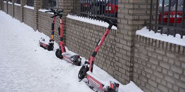 Bei Schneefall sollten E-Roller aufgrund der Glättegefahr besser nicht genutzt werden.