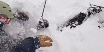 Unter einem Meter Schnee begraben: Skifahrer in letzter Sekunde gerettet