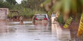 Schwere Überschwemmungen auf Hawaii: Zwangsevakuierungen und Schäden