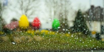 Am Ostersonntag wird es in einem breiten Streifen über Deutschland regnen.