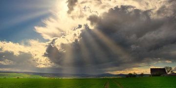 Am Dienstag ziehen erneut Schauer und Gewitter auf.