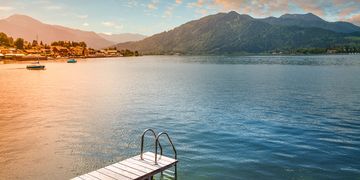 Rund um den Schliersee in Bayern herrscht am Mittwoch sonniges Sommerwetter.