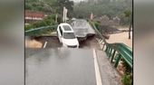 Unwetter in China: Auto stürzt nach Brückeneinsturz in Fluten
