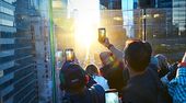 Tausende auf den Straßen: New Yorker bestaunen "Manhattanhenge"
