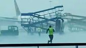 Sturm-Chaos am Flughafen Delhi: Fluggastbrücke trifft drei Flugzeuge
