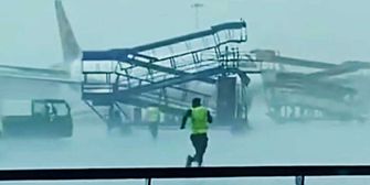 Sturm-Chaos am Flughafen Delhi: Fluggastbrücke trifft drei Flugzeuge