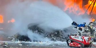 Inferno in der Toskana: Feuerwehr setzt Roboter bei Kunststofflager-Brand ein