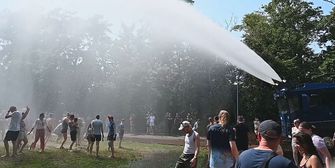 Berliner Polizei setzt Wasserwerfer gegen Rekordhitze ein